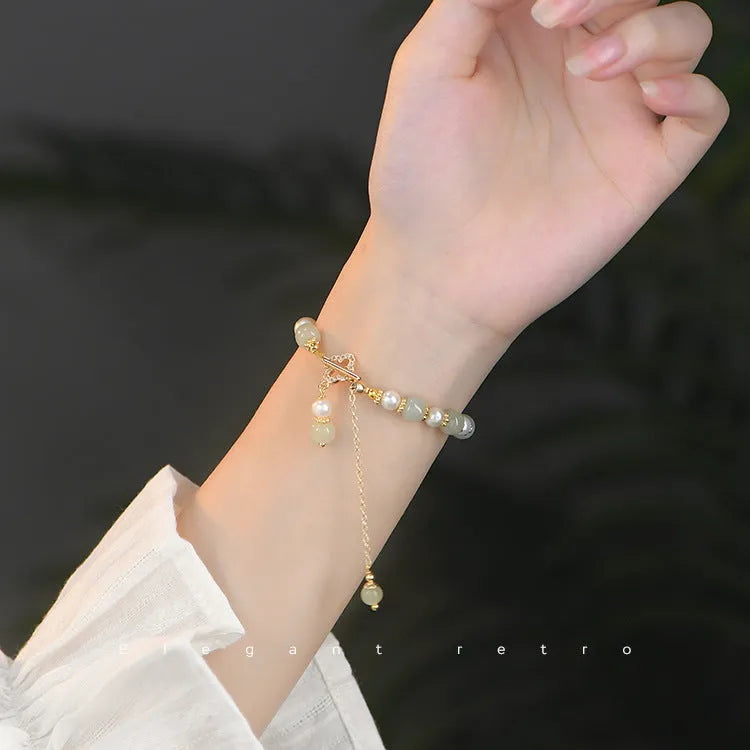Women's bracelet with natural Hetian jade pearl pendant and gold-coloured alloy components