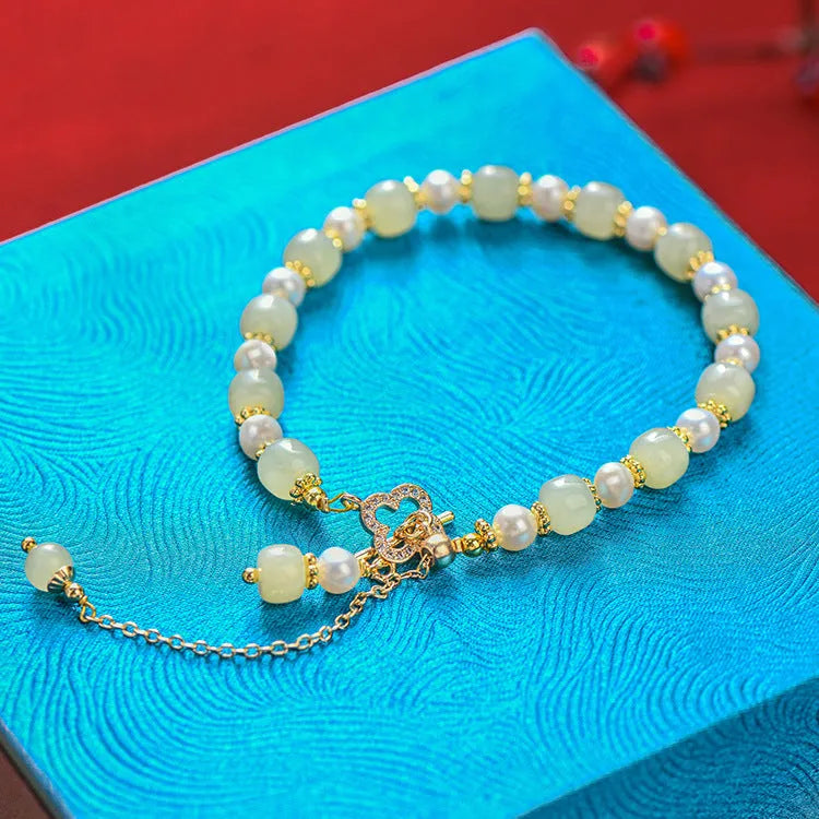 Women's bracelet with natural Hetian jade pearl pendant and gold-coloured alloy components