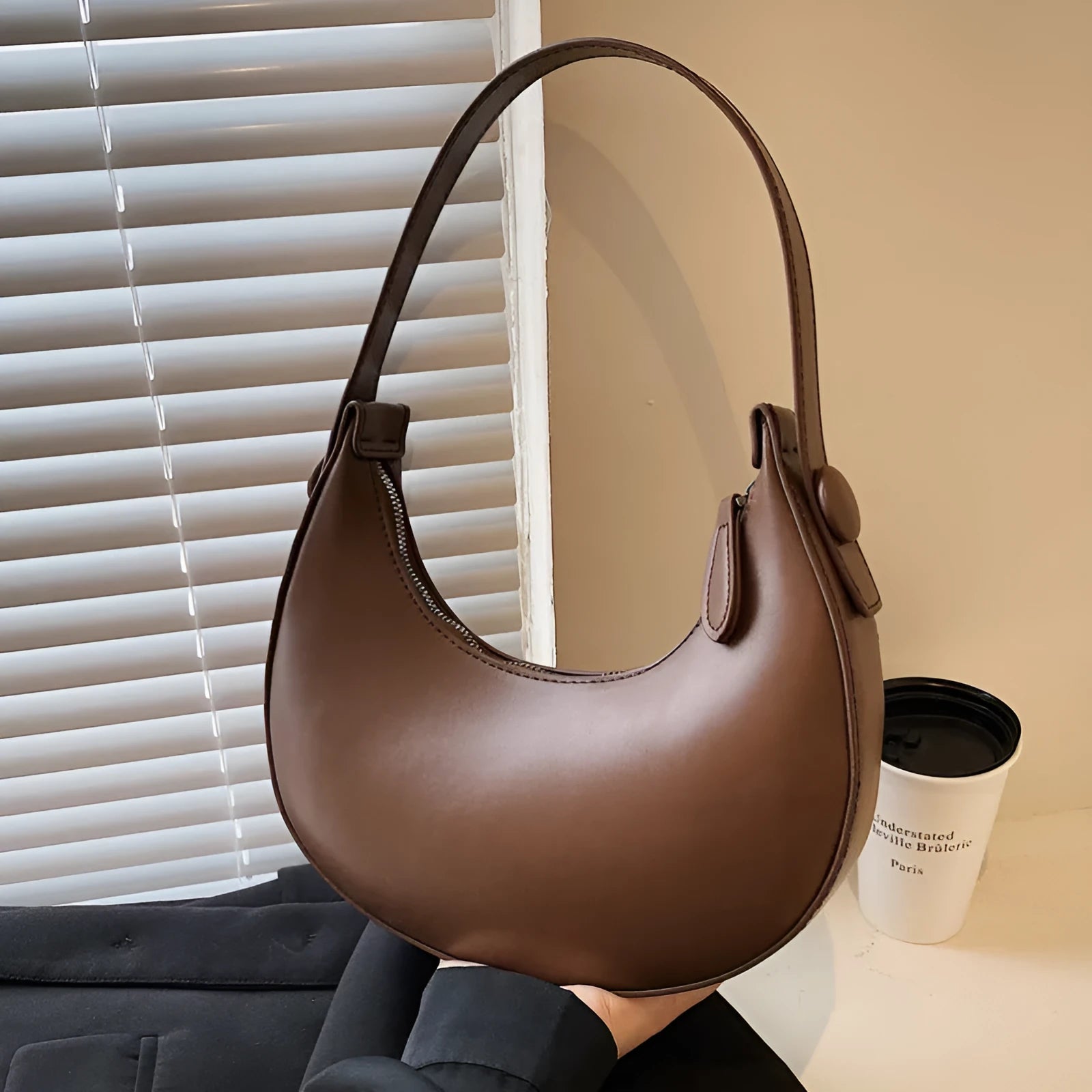 Retro dumpling-shaped women's shoulder bag in PU, shown in cream yellow, with dimensions 21x20x6cm.