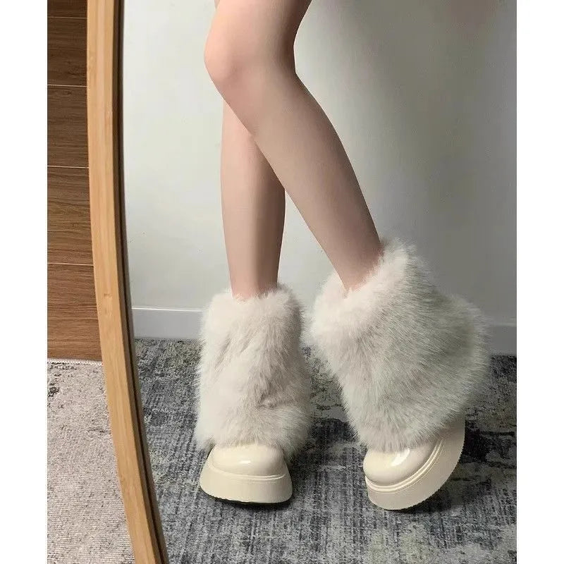 Women's solid-colour snow boots with fleece lining, rubber sole, and mid-heel, in black or white.
