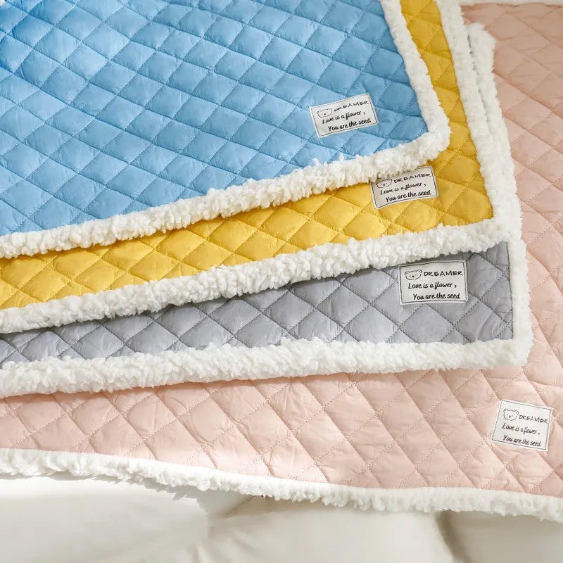 A quilted blue cloth pet blanket for cats, shown in a large size measuring 80 by 60 centimetres.