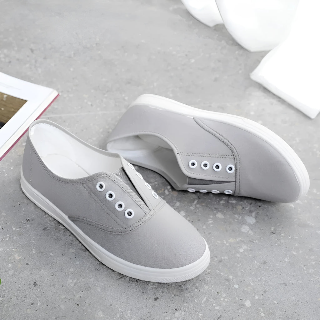 Low-top canvas casual shoes in black, featuring a flat heel and plastic sole.