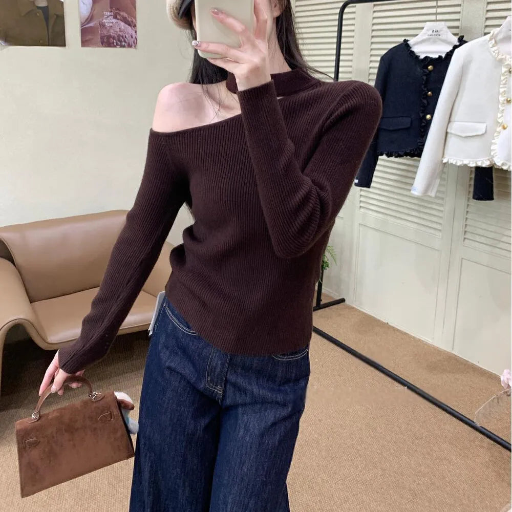 Solid colour slant shoulder bottoming sweater in slim fit polyester knit, available in black apricot red brown free size