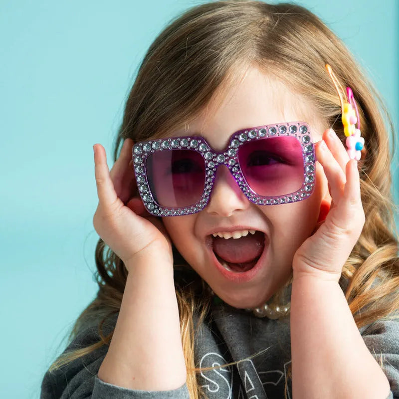 Personality fashion sunglasses in plastic box with multiple frame and lens colour options