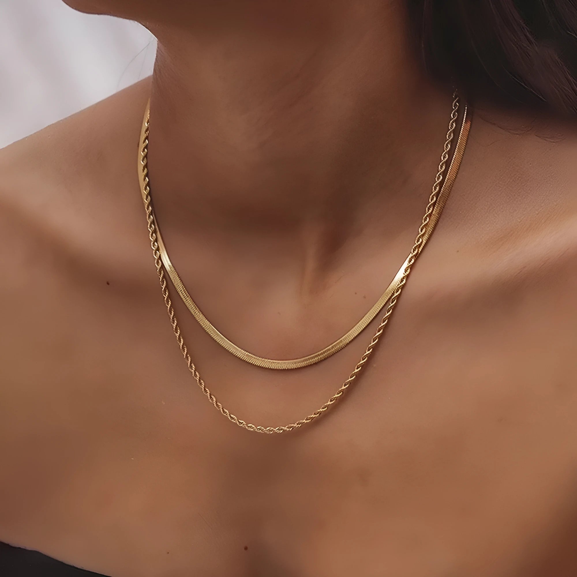 Women's silver geometric pendant necklace on a textured snake bone chain, adjustable from 21 to 50 cm.
