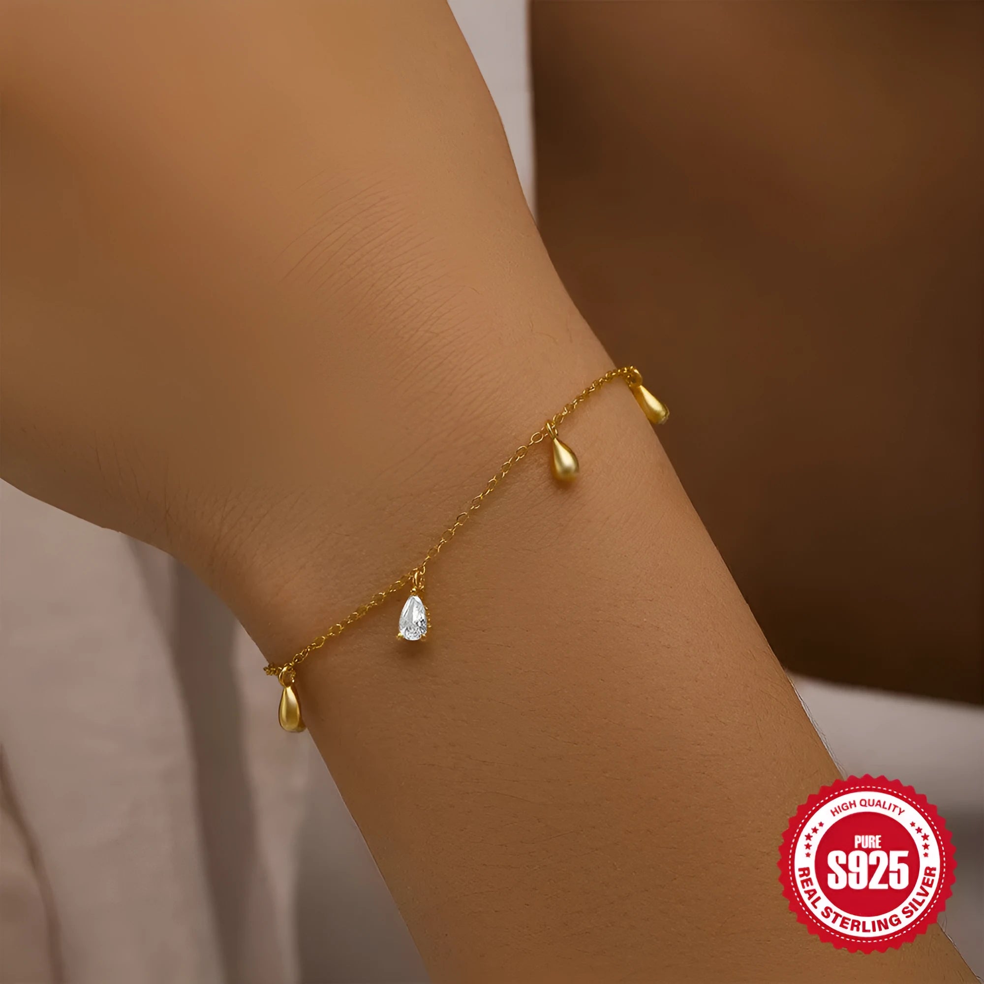Gold-coloured S925 sterling silver bracelet with a water drop diamond pendant