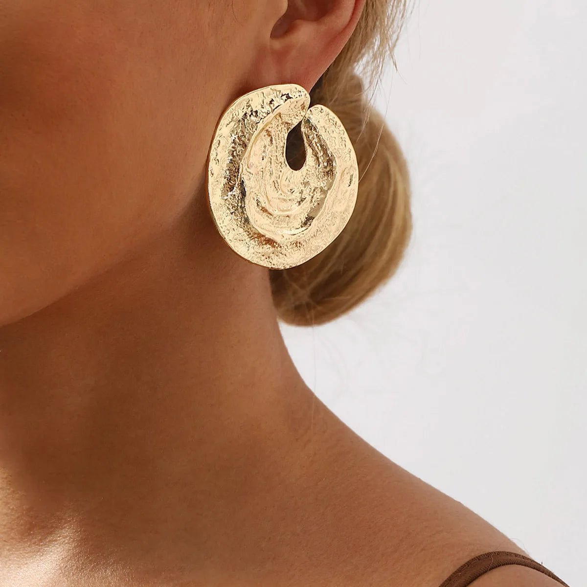 Exaggerated geometric women's earrings with irregular pleating and cold concave-convex texture in gold finish