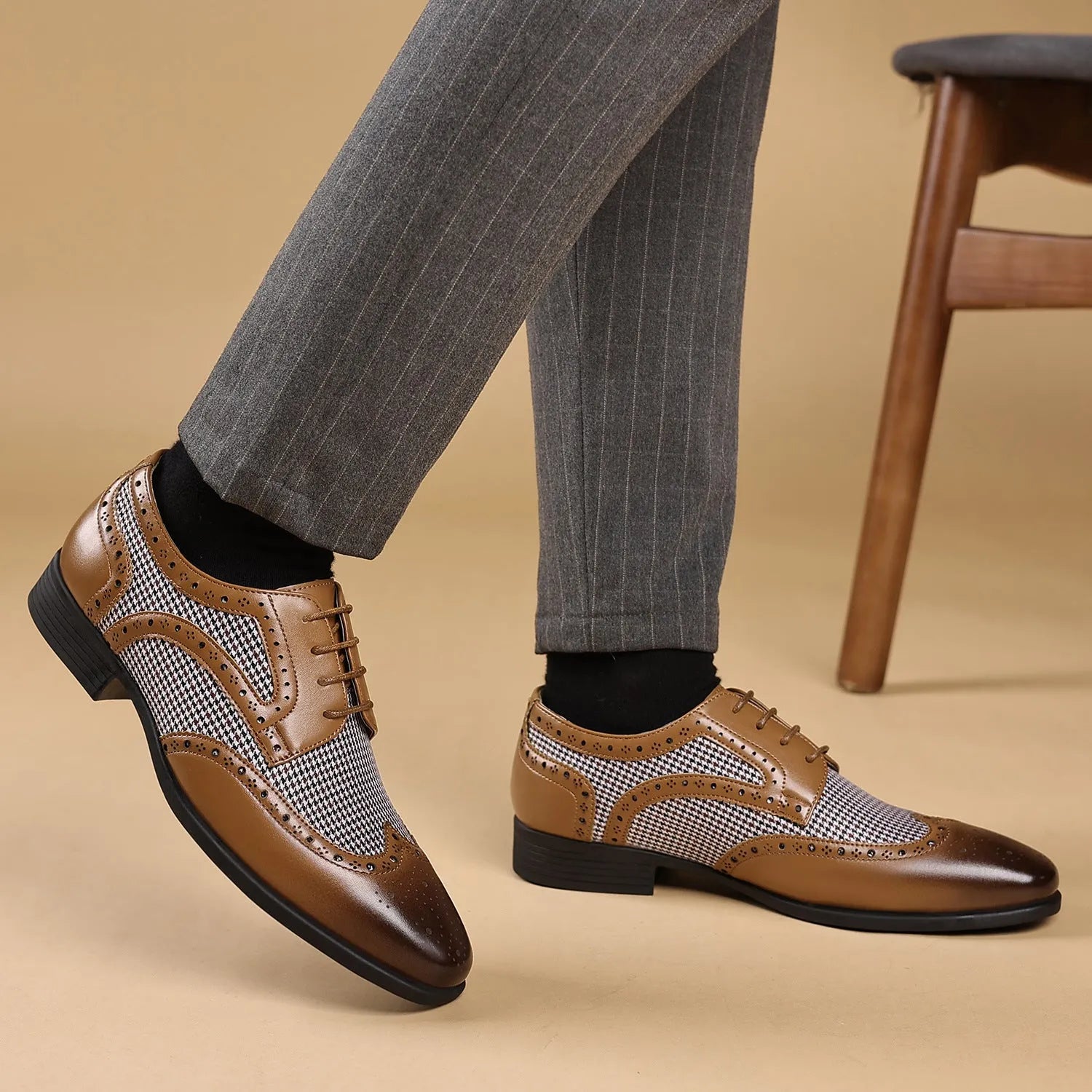 Men's houndstooth pattern casual shoes in square-toe design with lace-up front.