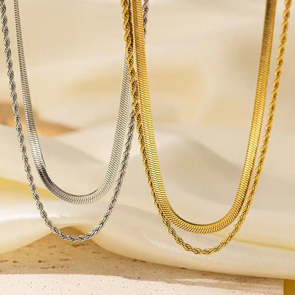 Women's silver geometric pendant necklace on a textured snake bone chain, adjustable from 21 to 50 cm.