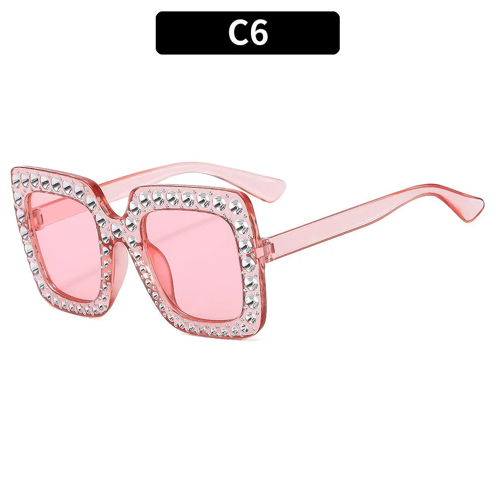 Personality fashion sunglasses in plastic box with multiple frame and lens colour options