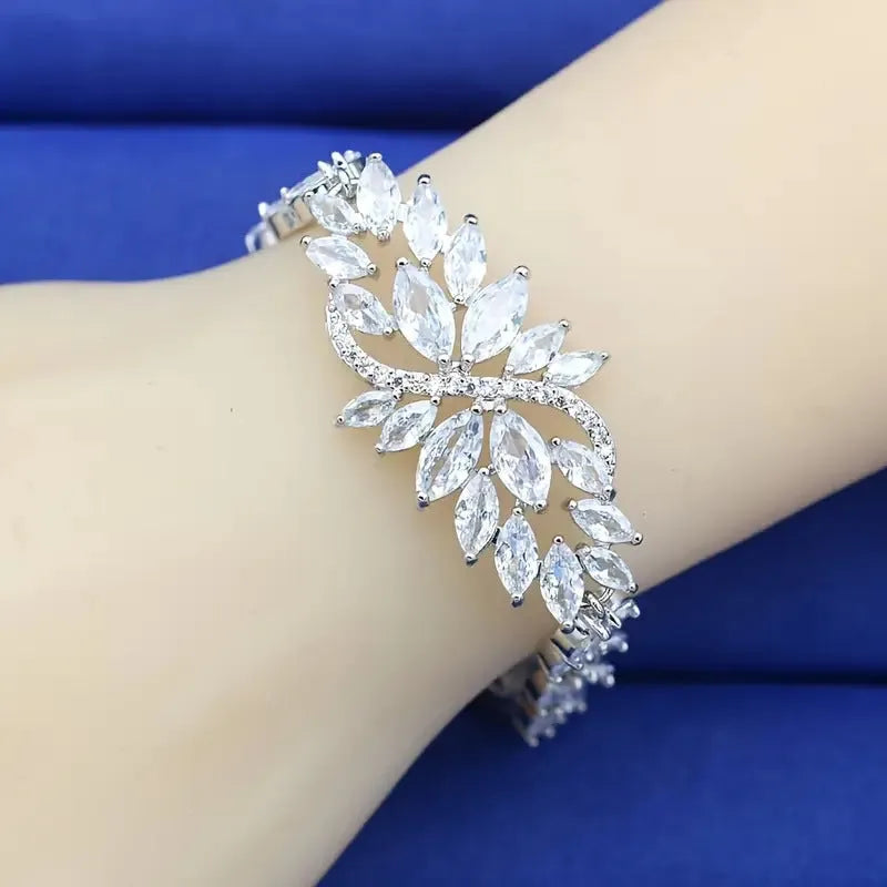 Gold-plated copper bracelet with coloured zircon stones in an ice flower design.