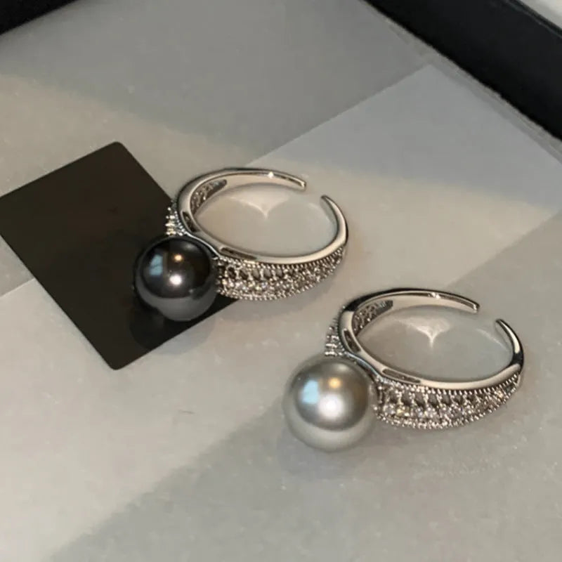 Adjustable opening copper ring with geometric design in black pearl colour for women