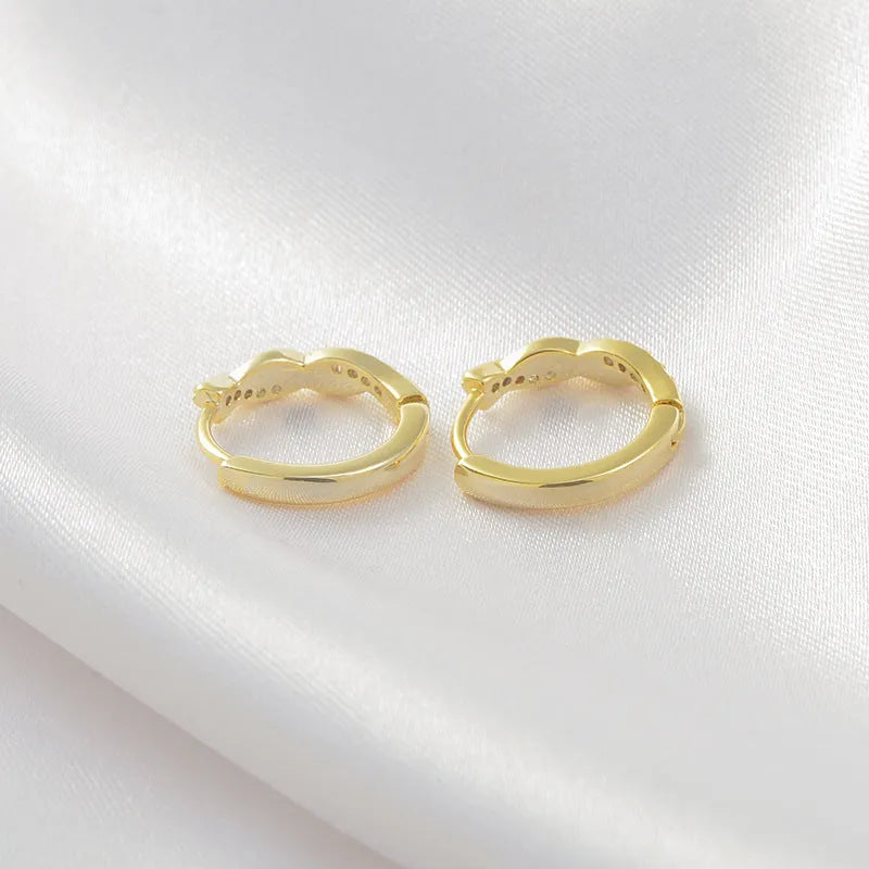 Geometric interwoven women's earrings made of copper and hemp rope in gold colour.