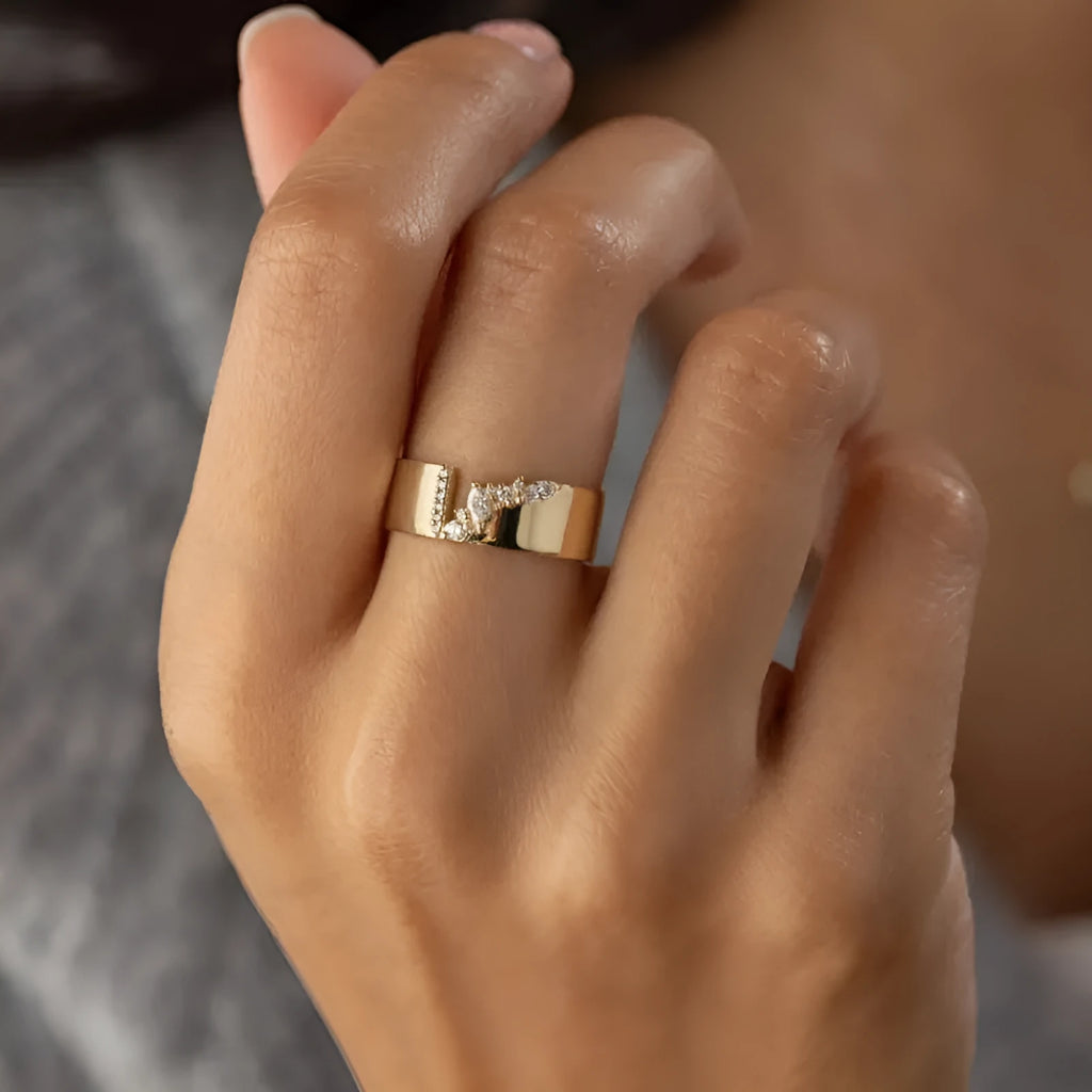 Women's gold-coloured fashion ring with zircon stone, shown in UK sizes 6 to 10