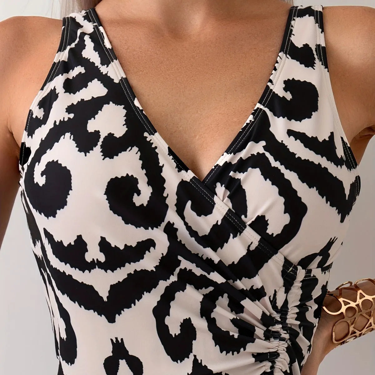Women's backless pure colour one-piece swimsuit with mesh stitching detailing