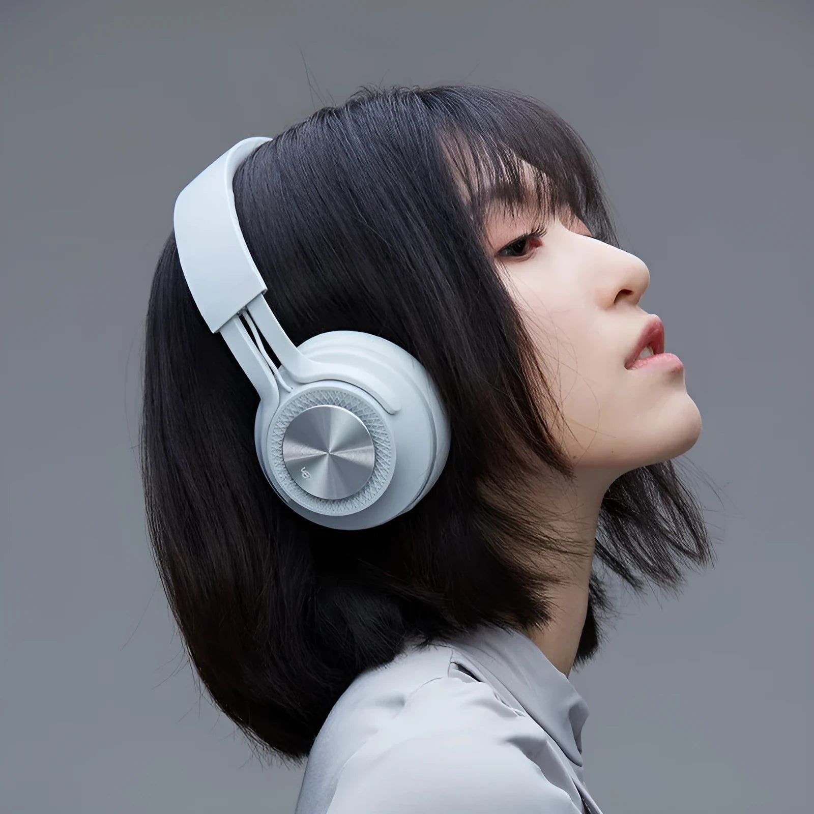 Sports wireless Bluetooth headset in red, grey, green, or black with 18-hour battery.