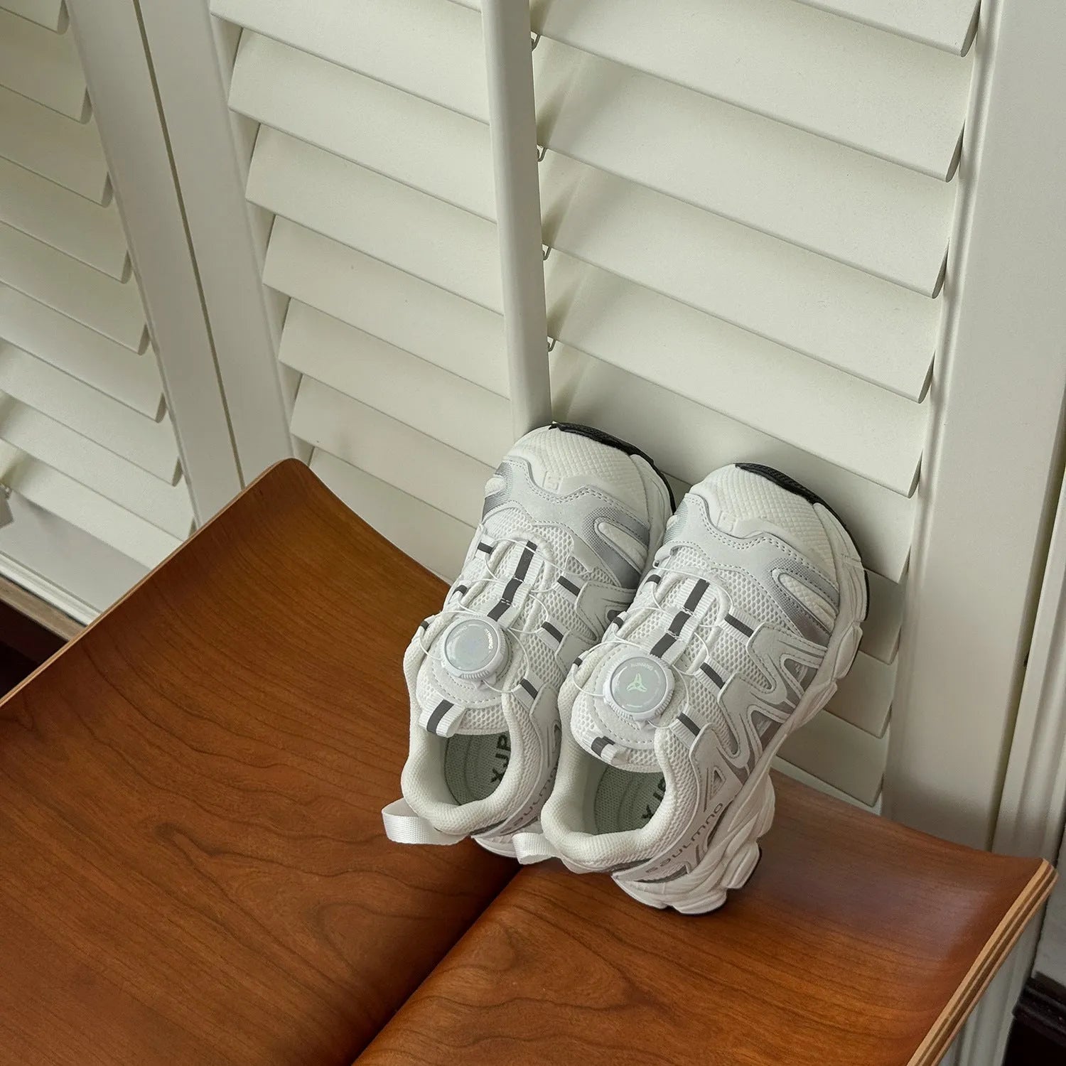 Lightweight casual shoes in beige, black, or pink with PU leather mesh upper