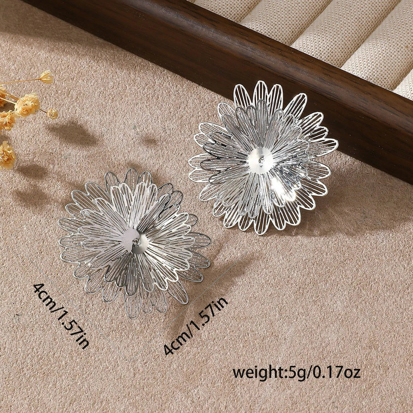 Three-dimensional hollow flower earrings in gold and silver alloy with daisy petals and electroplated finish