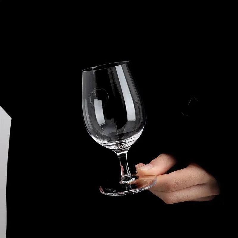 Single Malt Association 165ml crystal whisky glass with retro design on a dark surface