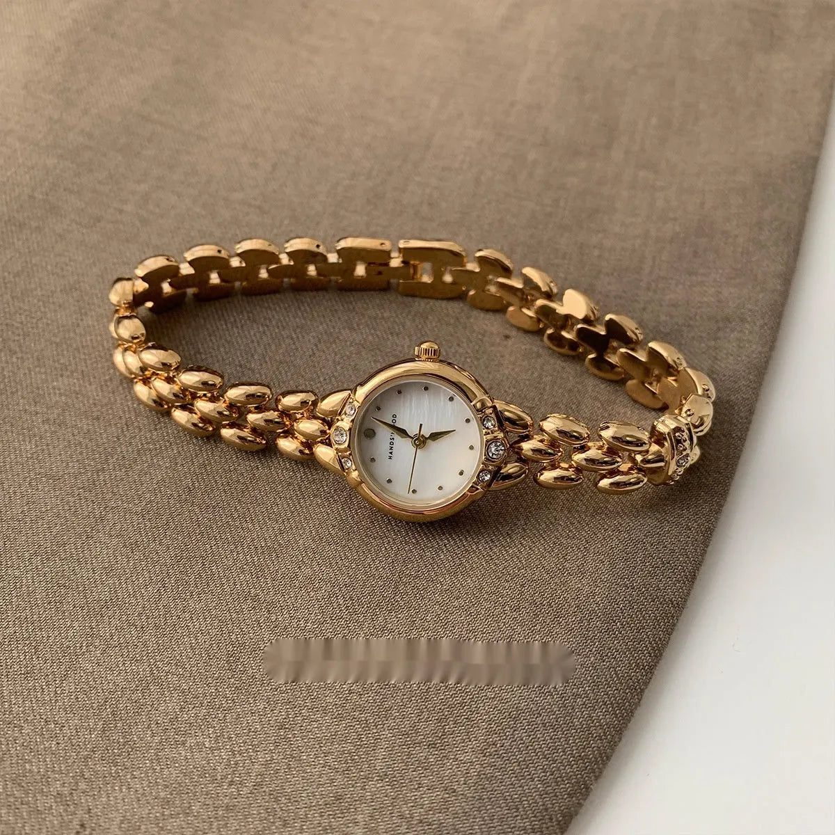 Women's gold strap alloy quartz watch with fritillary surface dial and rhinestone accents