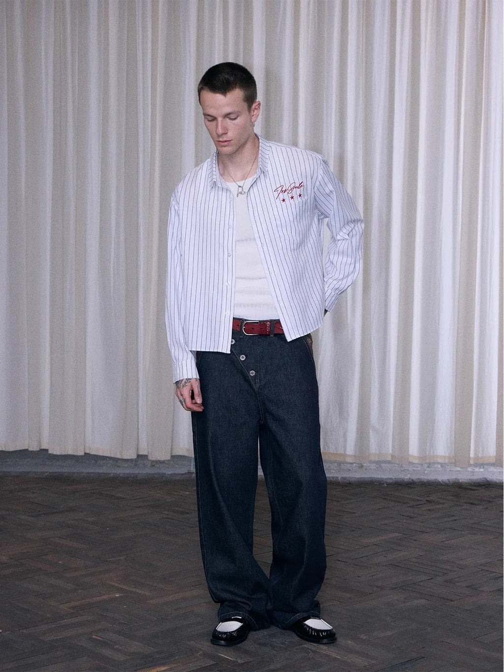Men's American loose straight leg jeans in Original Cow colour, mid-rise waist, front zipper closure, regular thickness fabric