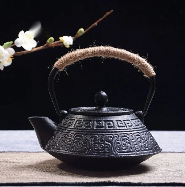Cast iron teapot with Japanese patterns and 0.9 litre capacity