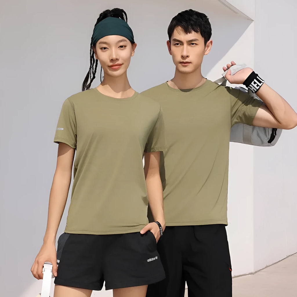 Man wearing a solid colour short sleeve work T-shirt with waterproof and oil-proof properties.