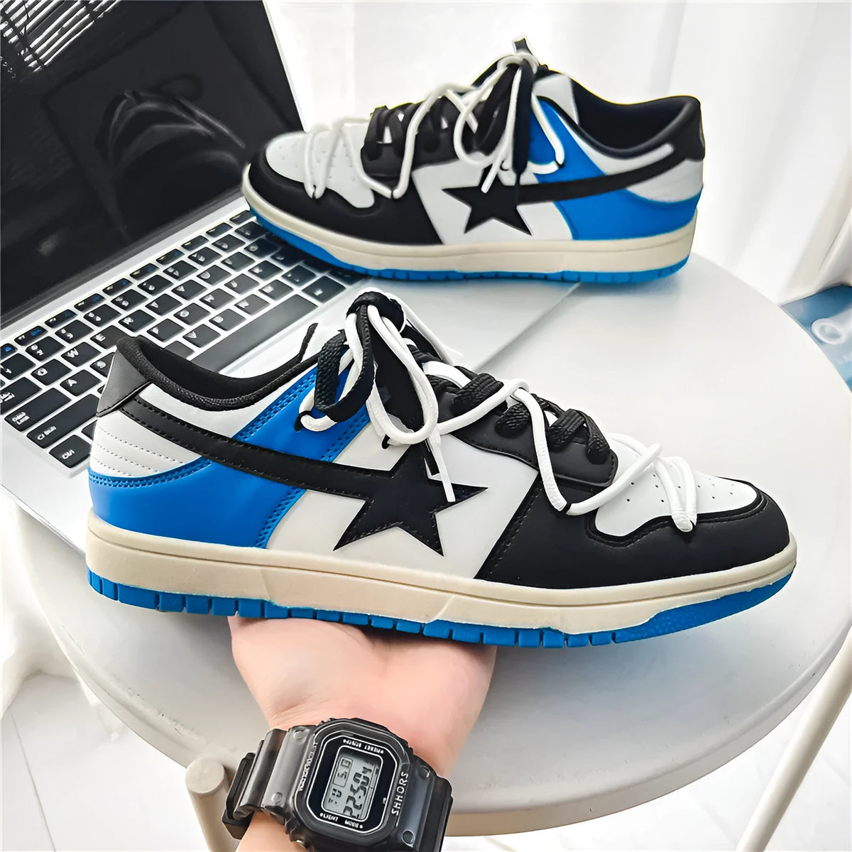 Men's low-top colorblock sneakers in white blue with rubber sole and lace-up design