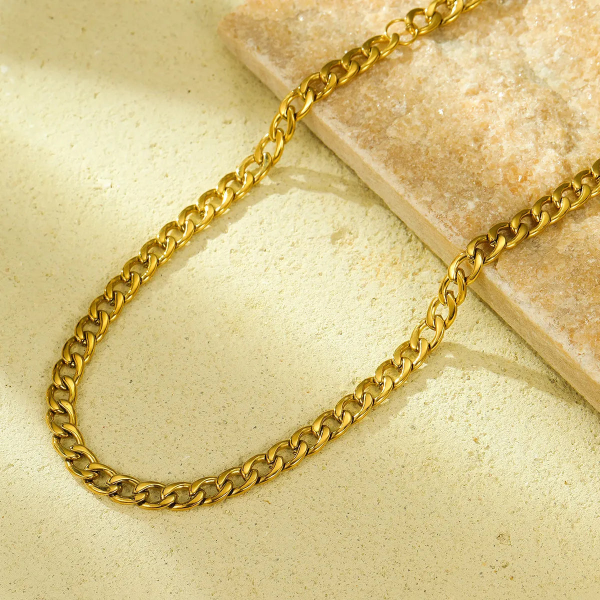 Gold-plated titanium steel clavicle chain necklace with 18K purity and stainless steel pendant