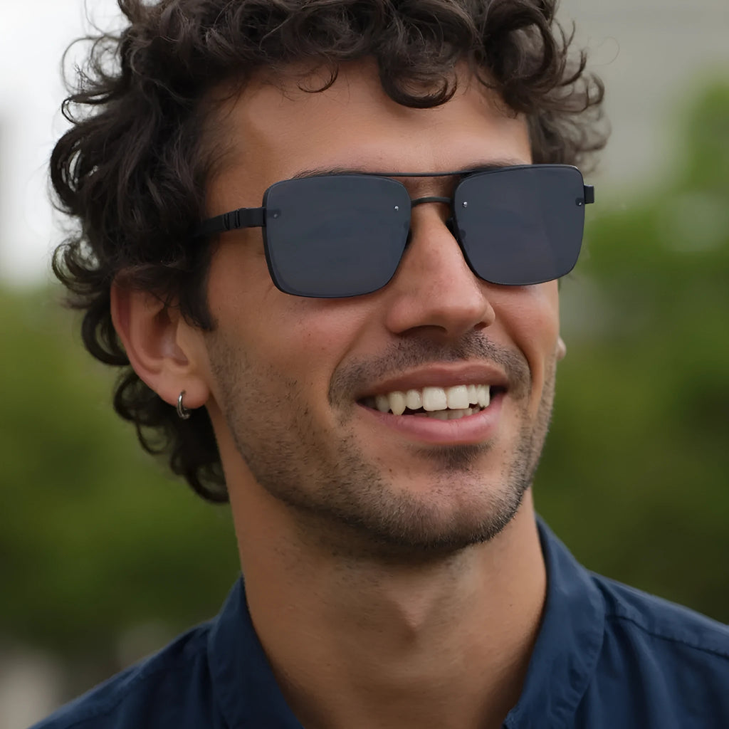Men's vintage-style sunglasses with UV protection lenses in gold and gray colour variant.