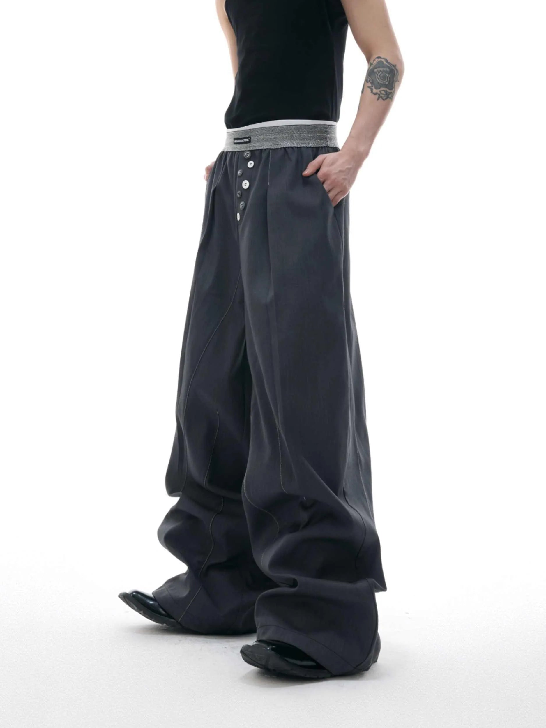 Drooping straight-leg casual pants in black with high waist and button open line design.