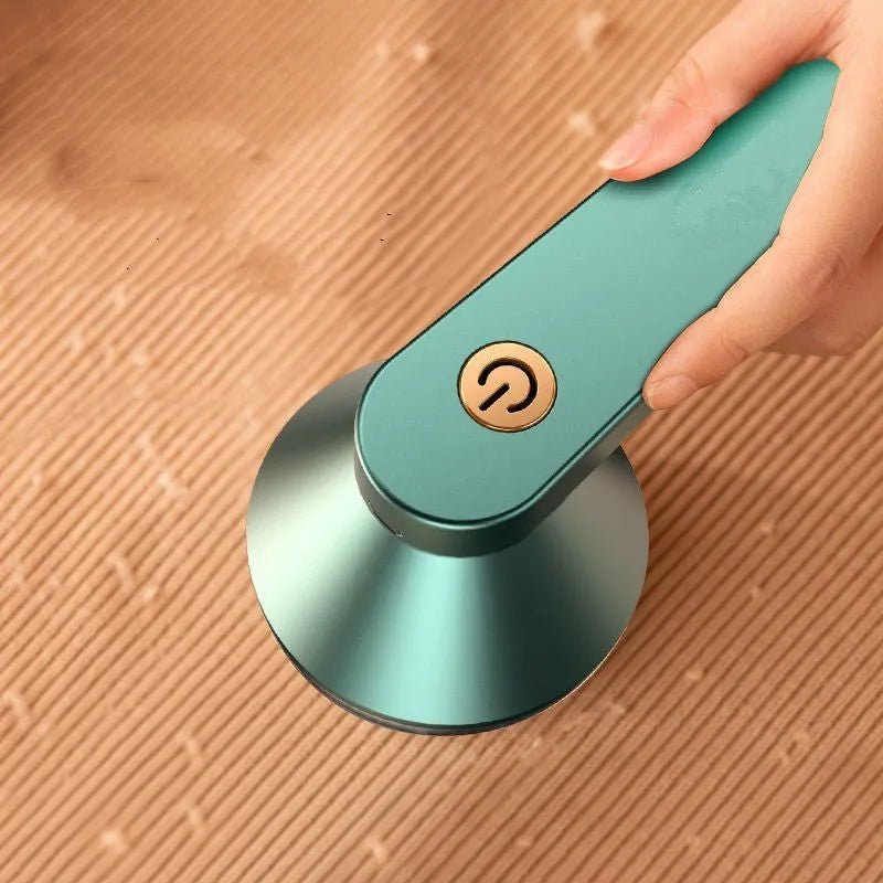 Pilling ball remover device in green or white, USB or battery powered, for sweaters and knitwear