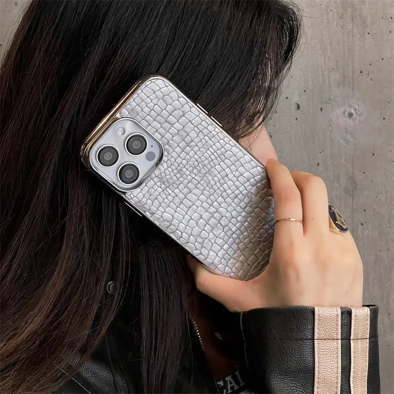 Crocodile pattern electroplated phone case in imitation leather with fall protection for iPhone 12, 13 and 14 Pro Max