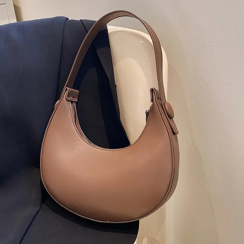 Retro dumpling-shaped women's shoulder bag in PU, shown in cream yellow, with dimensions 21x20x6cm.