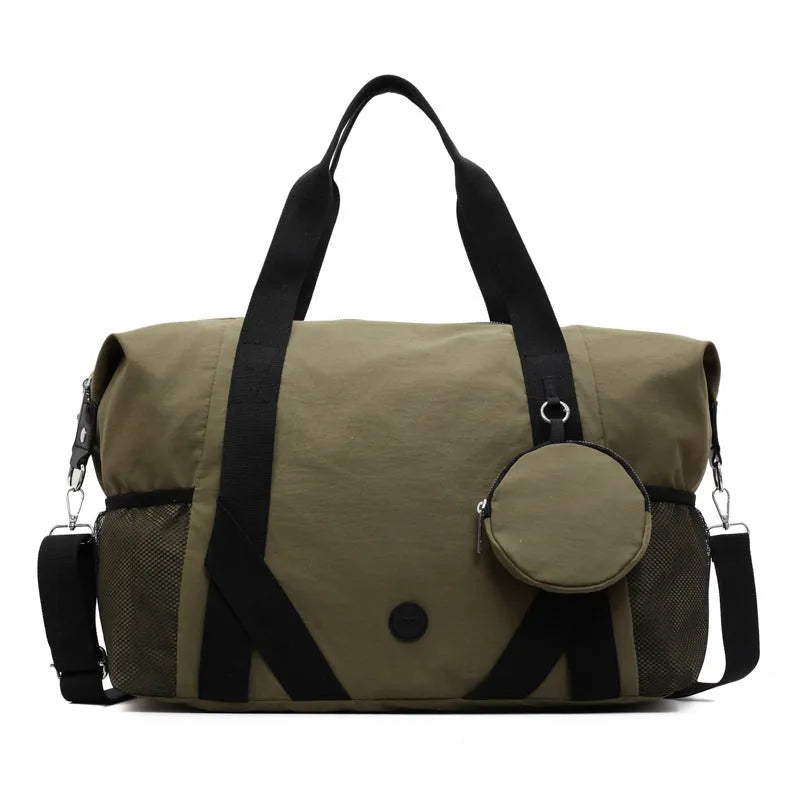 Lightweight Oxford cloth gym bag with breathable lining in black and green colour options