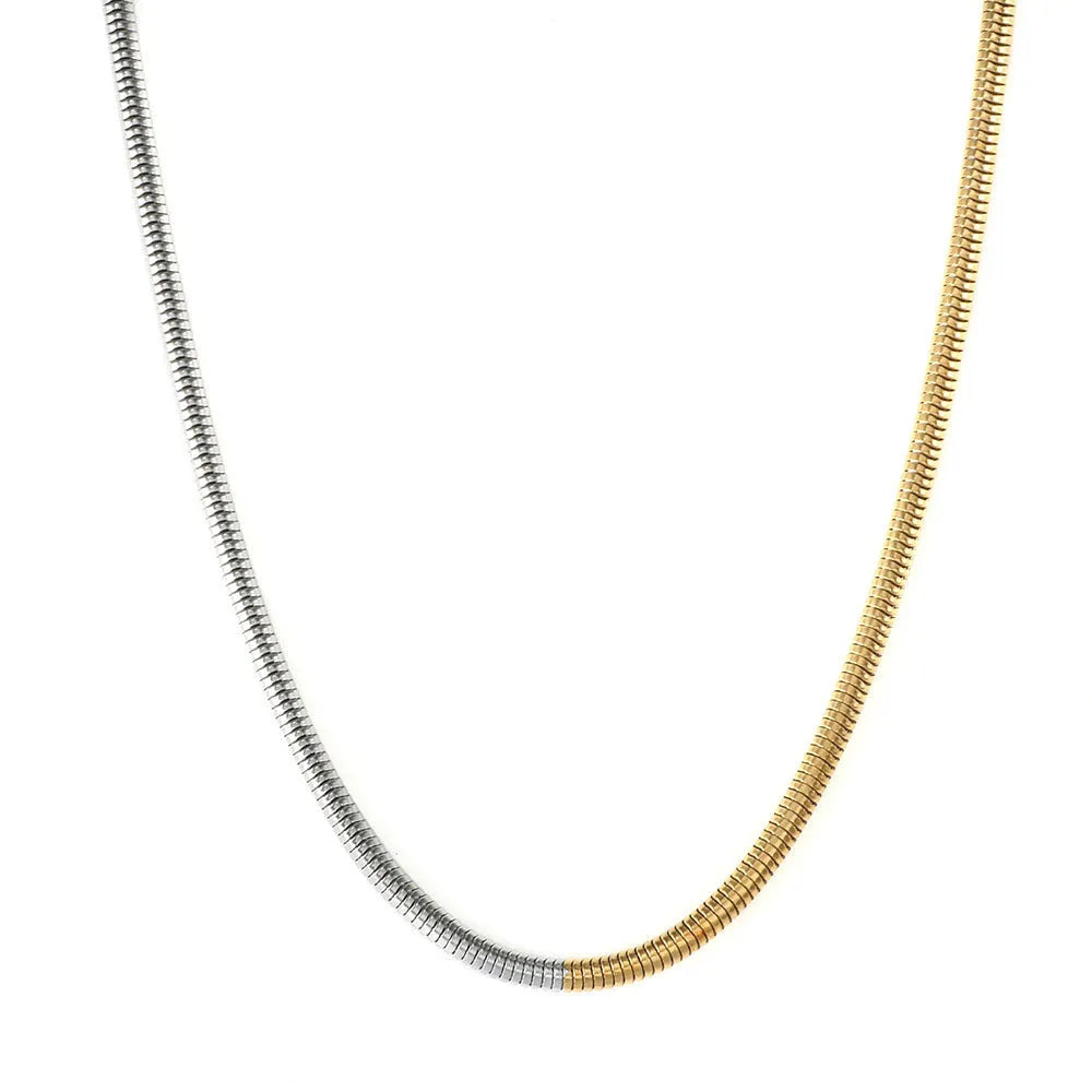 Gold-coloured stainless steel snake bones chain necklace with 3mm wide geometric links.