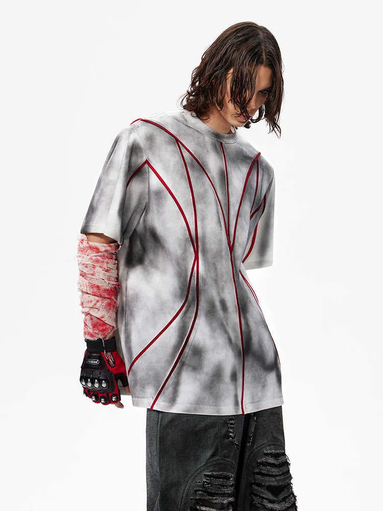 Padded shoulder short sleeve T-shirt with three-dimensional line patchwork and round neck collar