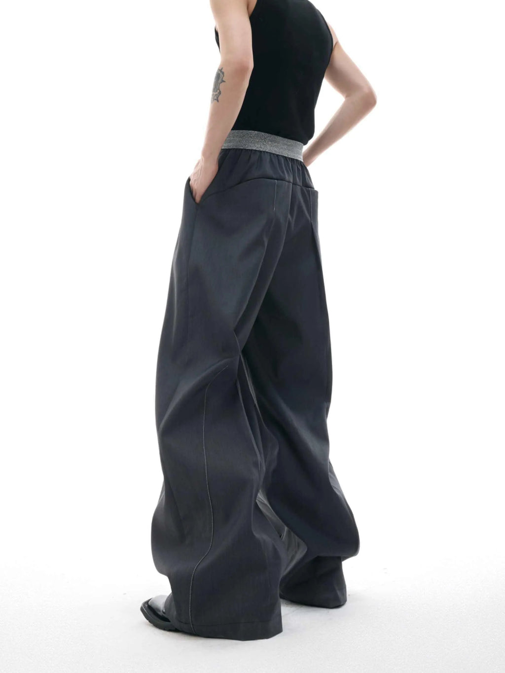 Drooping straight-leg casual pants in black with high waist and button open line design.