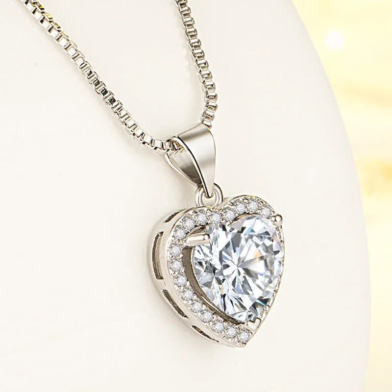 Silver heart pendant necklace with white diamond imitation moissanite on a copper chain, 45cm length, trendy style, 2023 new design