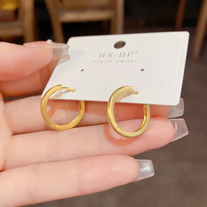 Geometric round copper ear clip with gold plating and single eyelet design
