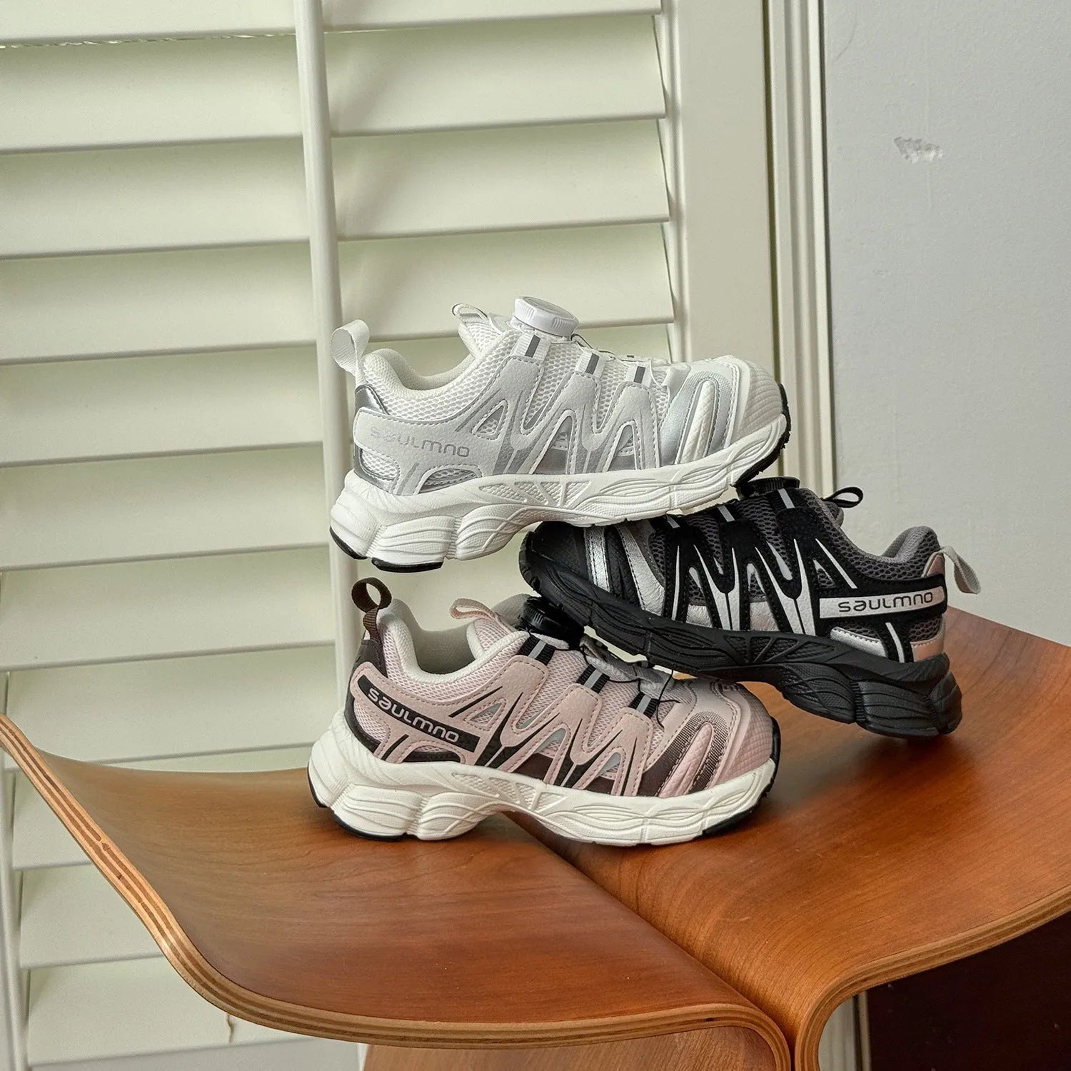 Lightweight casual shoes in beige, black, or pink with PU leather mesh upper