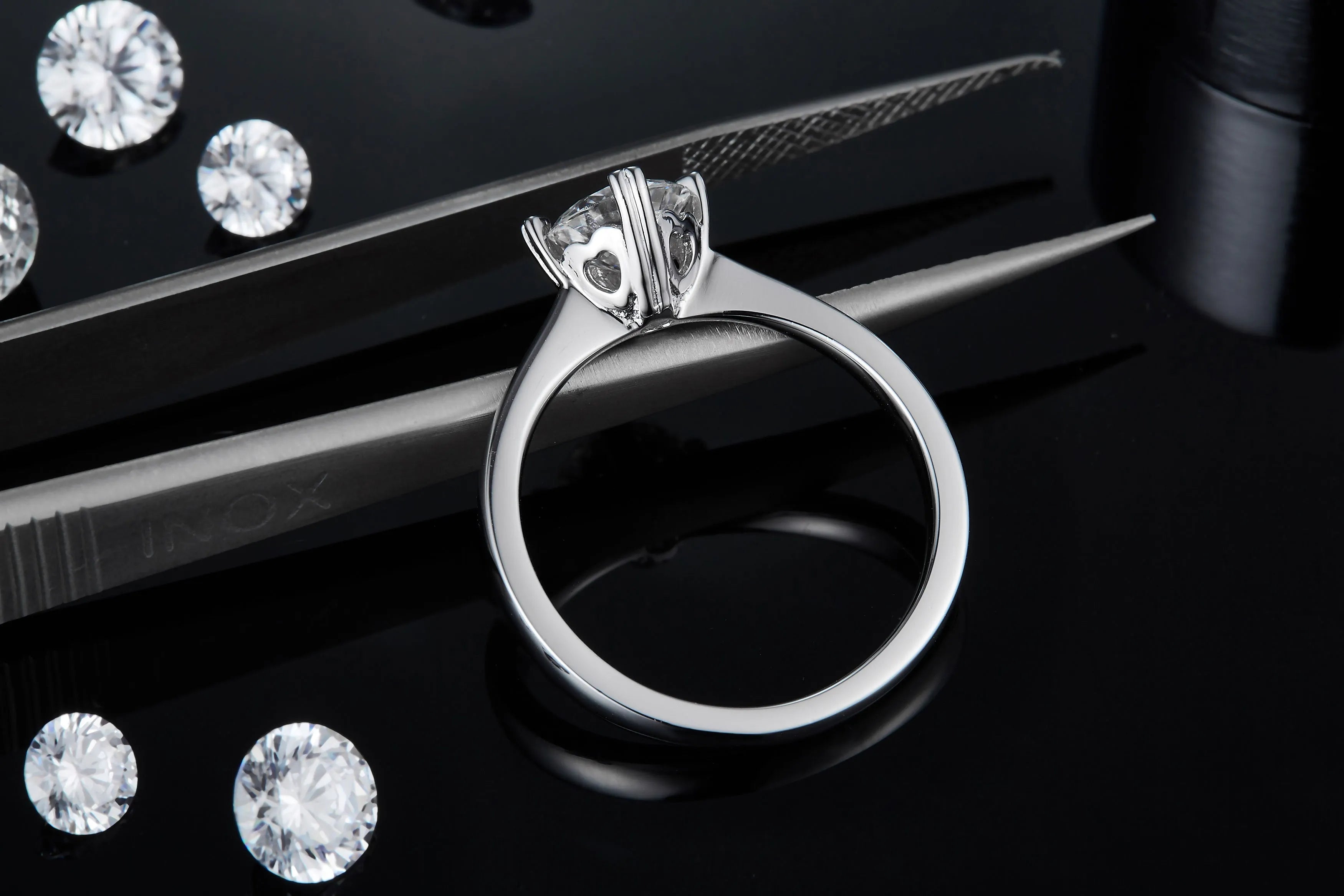 1-carat moissanite wedding ring set in S925 silver with platinum plate, gift box packaging, ring sizes 5-9