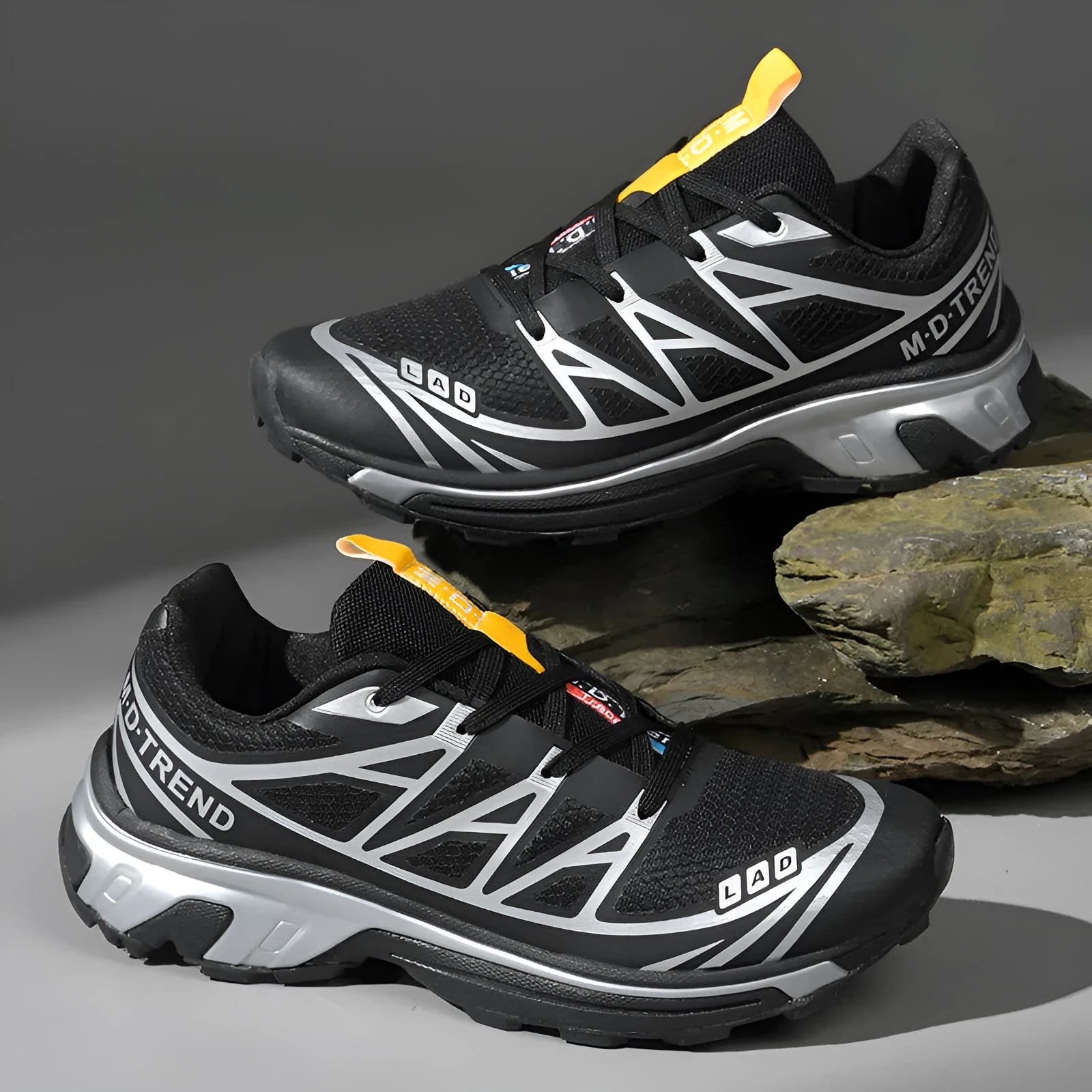 Low-top hiking shoes in artificial leather with mesh lining and rubber sole.