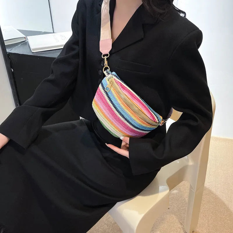 Blue or pink straw beach bag with shell shape and sandwich pockets