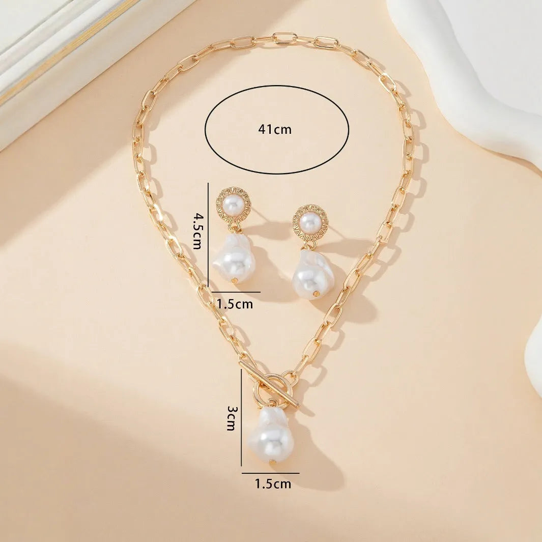 Gold-coloured retro baroque style necklace and pearl ear studs set for women.