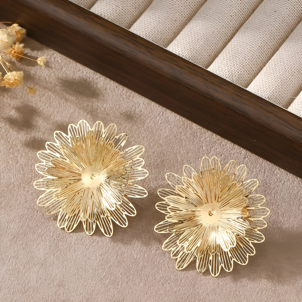 Three-dimensional hollow flower earrings in gold and silver alloy with daisy petals and electroplated finish