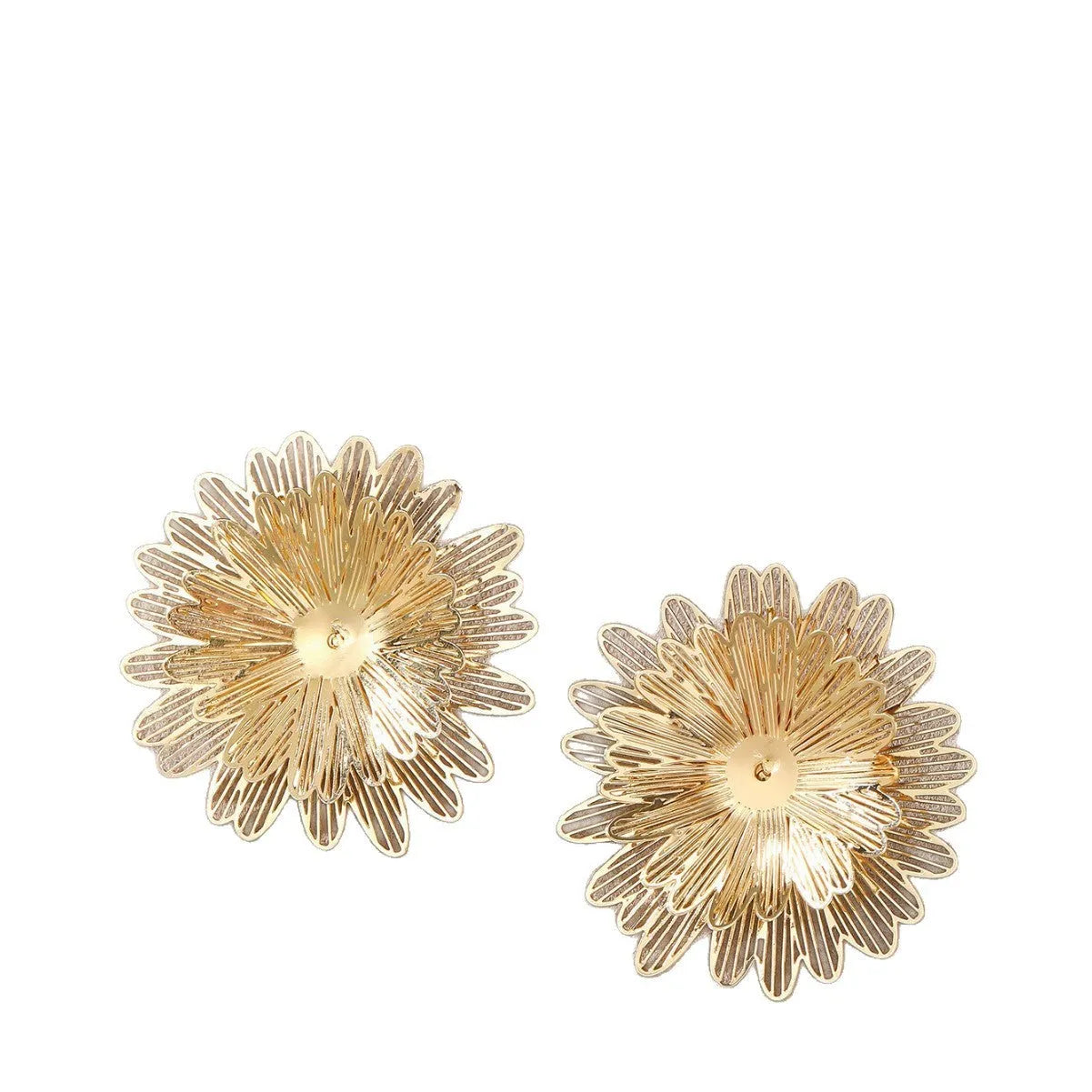 Three-dimensional hollow flower earrings in gold and silver alloy with daisy petals and electroplated finish