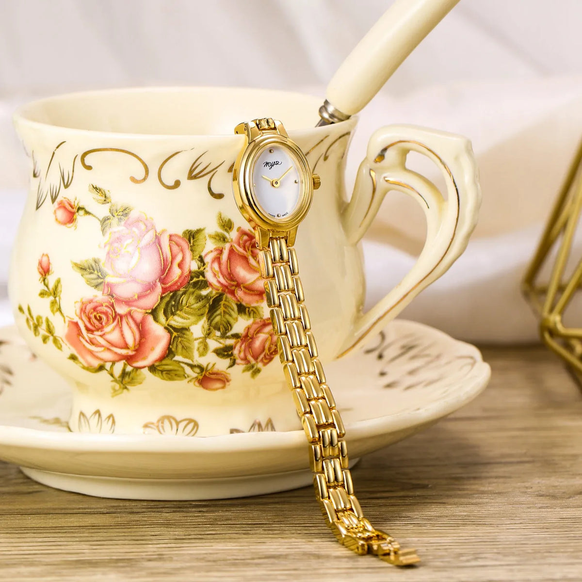 Oval mini women's vintage quartz watch with gold case, alloy strap, 30M water resistance, and 18mm x 22mm dial.