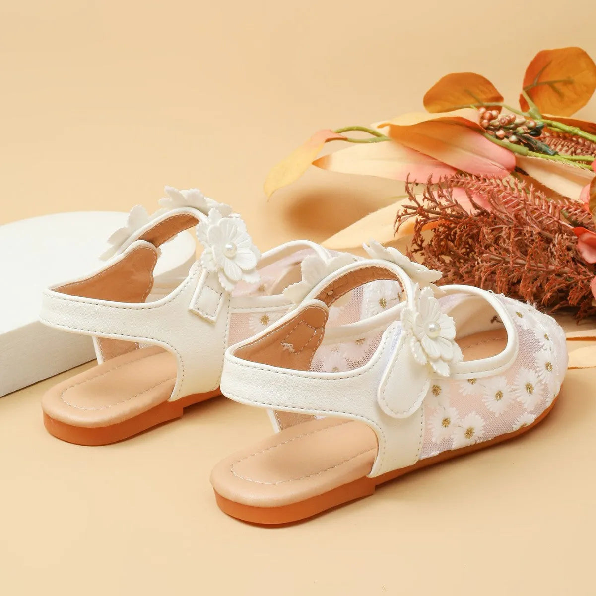 White flat bottom girls shoes with PU leather upper, Velcro fastening, and floral element for Han Chinese clothing
