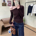 Solid colour slant shoulder bottoming sweater in slim fit polyester knit, available in black apricot red brown free size
